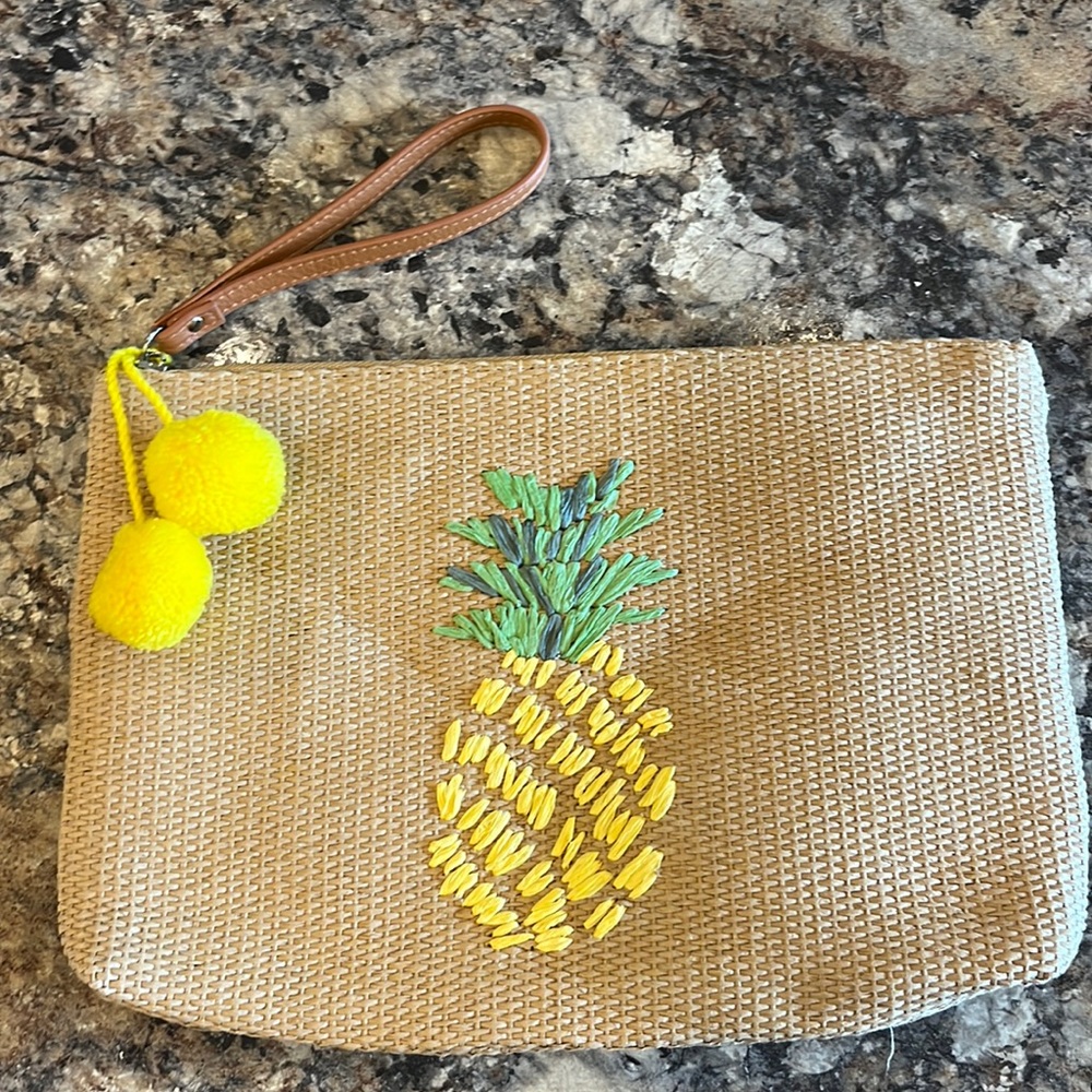 Adorable straw like wristlet.